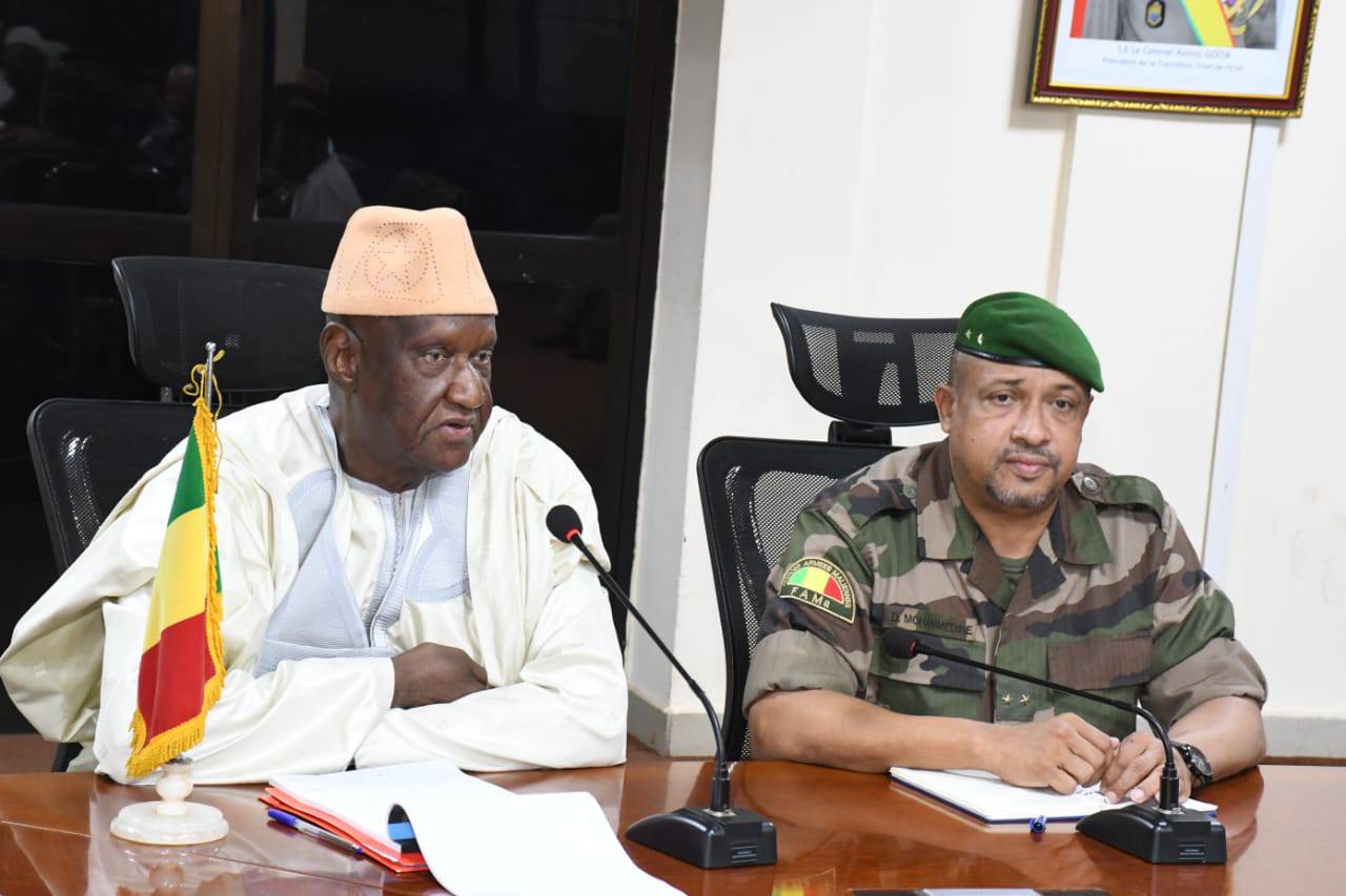 LA COMMISSION DE RÉDACTION DE L'AVANT PROJET DE LA CHARTE NATIONALE POUR LA PAIX ET LA RÉCONCILIATION NATIONALE REÇUE PAR LE MINISTRE DE LA SÉCURITÉ ET DE LA PROTECTION CIVILE